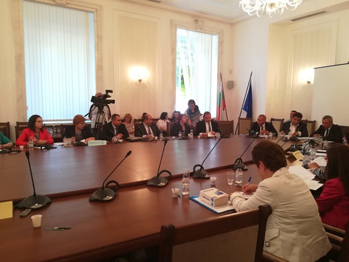 Бюджетната комисия реши да изпрати законопроекта за нотификация, който беше представен от вицепремиера Валери Симеонов.