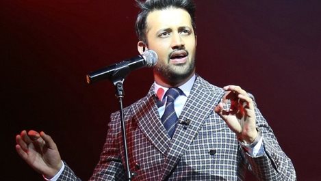 Пакистански изпълнител прекъсна концерта си, за да спаси момиче (Видео)