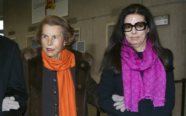 Лилиан Бетанкур пристига с дъщеря си Франсоаз за връчване на наградата за жени на “Л’Ореал”-ЮНЕСКО, на 3 март 2011 г. в Париж.