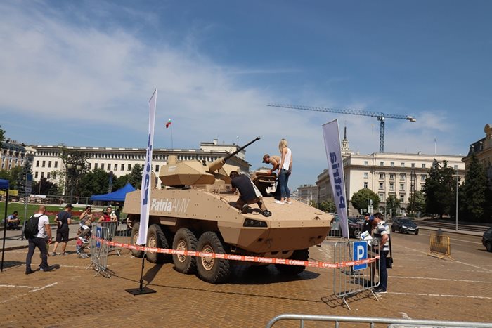 Бойната машина бе изложена в центъра на София и можеше да бъде разгледана отвън и отвътре.