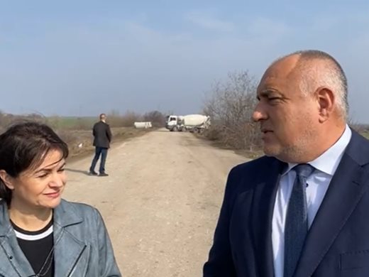 Борисов във Видинско, с него е уволнената от партията на Слави (Видео)