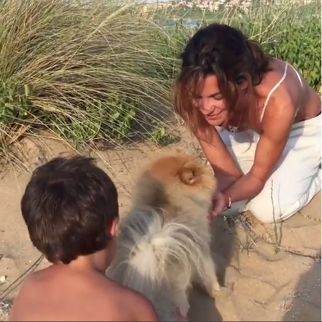 Диляна Попова и сина й Борил си играят с малко куче СНИМКА: Инстаграм