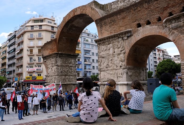 Служители от туристическия бизнес протестират в центъра на Солун заради щетите, понесени от бизнеса.