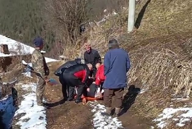 Агонизиращият мъж е бил носен на ръце до линейката.