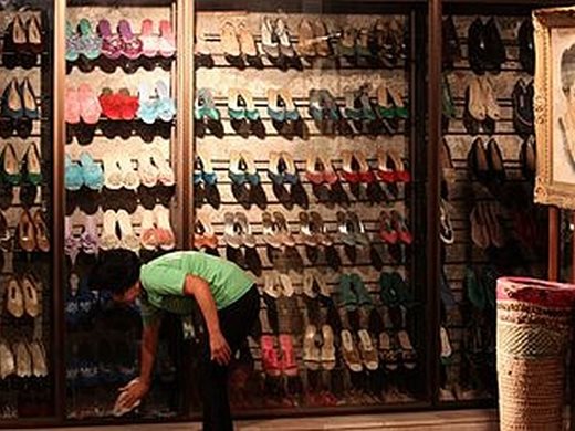 Биг Брадър за китайско карго, НАП и МВР разследват фирма за 80 000 чифта обувки