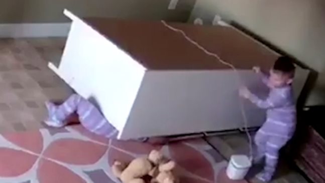 Дете на 2 г. спаси затиснатото си от шкаф братче (видео)