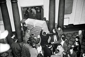 Охраната от НСО прегражда входа на парламента с пощенските кутии на депутатите.