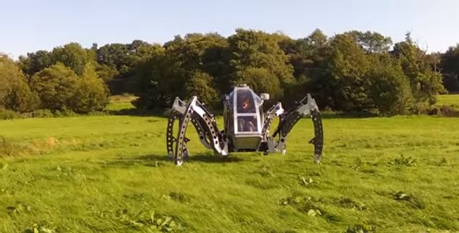 Роботът Мантис е висок 2,79 м и е широк 5 м. Кадър: YouTube/Matt Denton