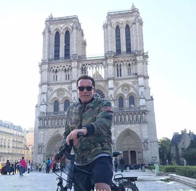 Актьорът на разходка с колело из Париж.