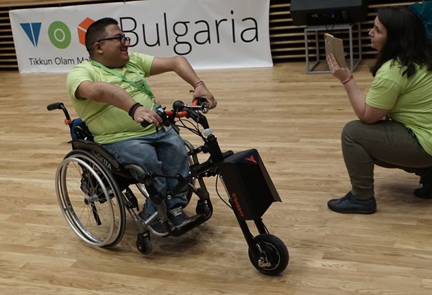 Инвалидната количка  на  Стефан леко наподобява  чопър. Тя се движи  без физическа сила.  СНИМКА: ДЕСИСЛАВА КУЛЕЛИЕВА