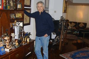 Джулиано Джема в апартамента си в Рим по време на интервюто за в. “24 часа”. Сн. Авторът