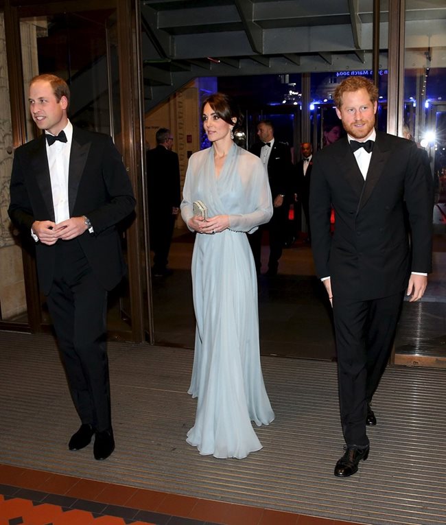 Принц Уилям, брат му Хари и жена му Кейт са най-видните гости на премиерата на "Спектър"