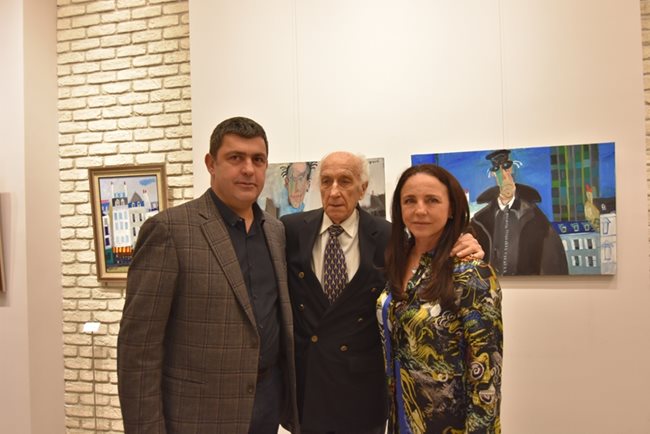 Художничката с човека, който винаги й помага - съпругът й Владимир Житенски (вляво), на откриването на изложбата на Любен Зидаров.