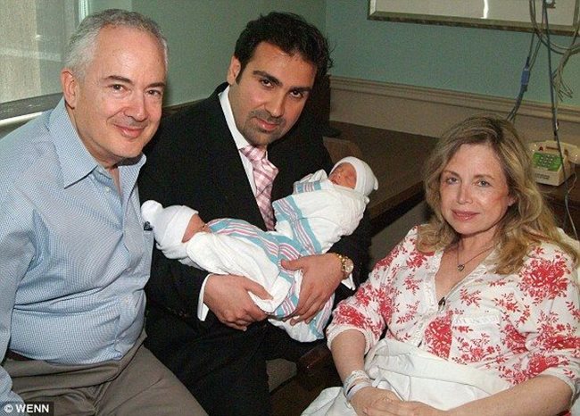 60-годишната Фрида Бърнбаум, съпругът  и най-големият  син, който държи новородените си братчета близнаци.