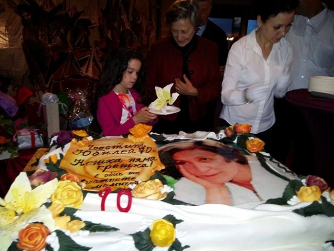 Първото цвете от тортата е за българско цвете на бъдещето... СНИМКА: НАЙДЕН ТОДОРОВ
