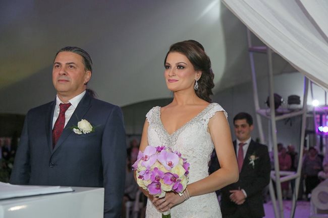 Преди седмица фронтменът на БТР се ожени за дългогодишната си приятелка Ивана Албрехт - оперна певица, родена в Ниш. СНИМКА: ФЕЙСБУК