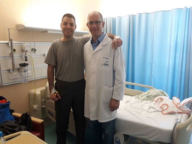 Заедно с д-р Франк Фейгенбаум след една от операциите в Кипър. СНИМКА: ЛИЧЕН АРХИВ