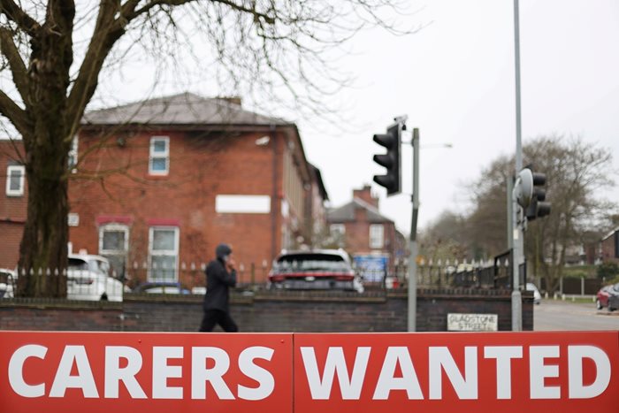 Табела за търсене на работници край бюро за наемане в британския град Страдфоршър.