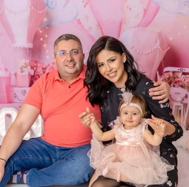 Николай Нанков заедно със семейството си СНИМКА: Инстаграм/Профил на партията