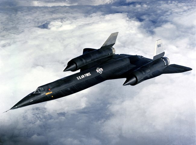 Разузнавателният самолет А-12, който участва в името на бебето, е построен за ЦРУ от компанията “Локхийд” и е известен и с прозвището Архангел. Произведени са 18 такива машини, които са в експлоатация от 1963 до 1968 г., след което конструкцията се използва за създаването на високоскоростния разузнавателен самолет SR-71 Blackbird. СНИМКА: УИКИПЕДИЯ