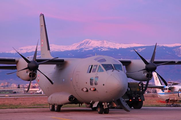 Бебето е транспортирано със самолет C - 27J „Спартан“ на българските Военновъздушни сили