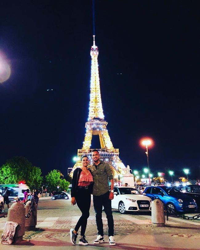 Марселиньо с жена си пред Айфеловата кула