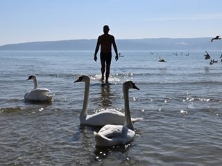 Варненци са на плажа в необичайно топлото време за сезона (Снимки)