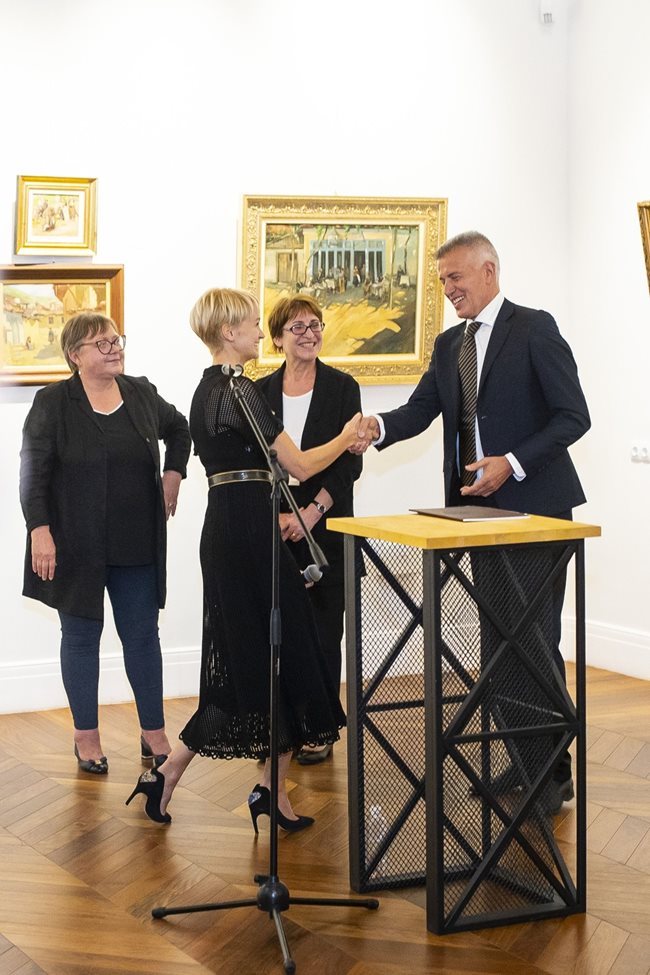 Галеристката Деница Гергова поздравява колекционера Красимир Дачев. Вляво е известната изкуствоведка Бисера Йосифова.
СНИМКИ: АРХИВ НА ГАЛЕРИЯТА
