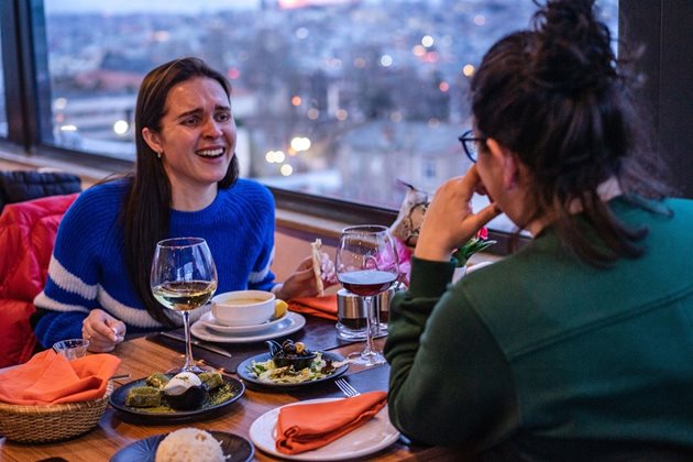 Експеримент показва, че жените, които се хранят в компания, изяждат повече храна
СНИМКА: Pixabay