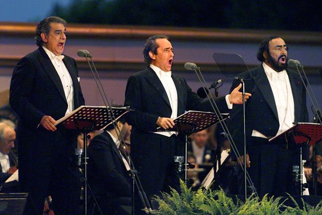 Тримата тенори - Пласидо Доминго, Хосе Карерас и Лучано Павароти, пеят на световното по футбол в Париж през 1998 г.