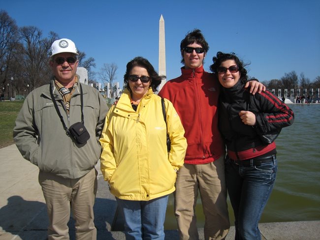 Цялото семейство Дончеви преди 10 години във Вашингтон