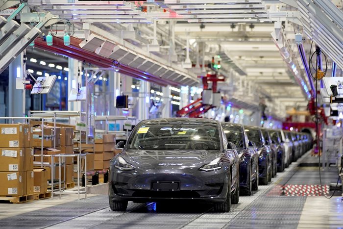 Готови за продажба електрически коли в завод на “Тесла”