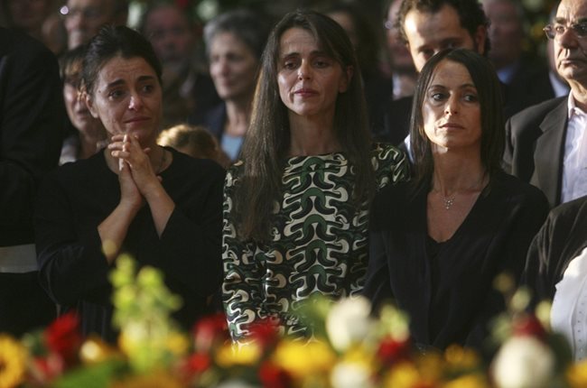 Трите дъщери на Лучано Павароти от първия му брак на погребението му