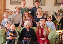 Кралското семейство с трогателна снимка на покойната кралица Елизабет II