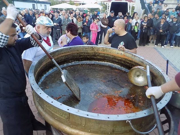 Един тон рибена саламура приготви Ути Бъчваров във втория фестивал „На риба с бира в Лом“. Снимки АВТОРКАТА