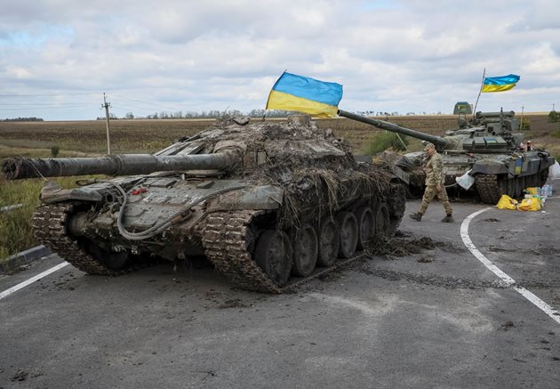 Пленени руски танкове с поставени украински знамена край наскоро освободения град Изюм в Харковска област