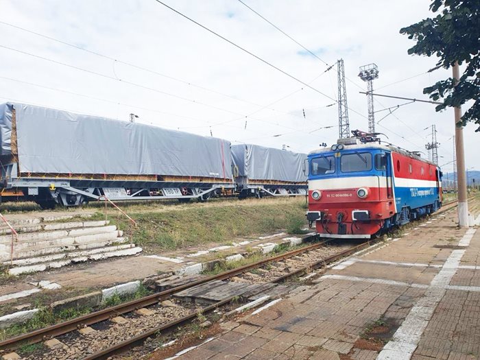 "ТБД товарни превози" започна доставки на биомаса за тецовете с уникален влак, като композицията може да достига до 40 вагона, като дължината с локомотива ще е приблизително 600 метра.