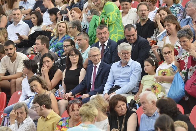 Николай Денков и съпругата му Славка Чолакова сред публиката на спектакъла "Летящият холандец