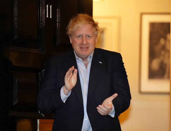 Премиерът Борис Джонсън, който бе заразен и от седмица е в самоизолация, също излезе пред резиденцията си, за да ръкопляска.
СНИМКА: РОЙТЕРС