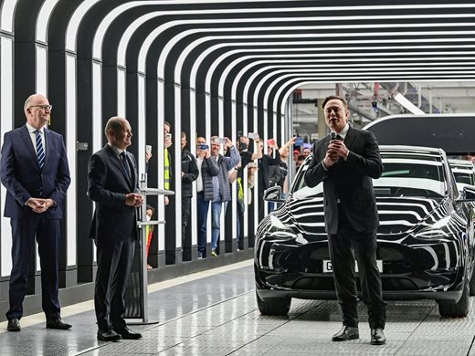 Tesla спря производството в завода в Берлин за две седмици