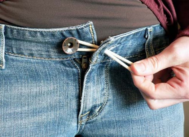 Ако панталонът ви е умалял, но нямате време за преобличане, ластик върши временно работа.