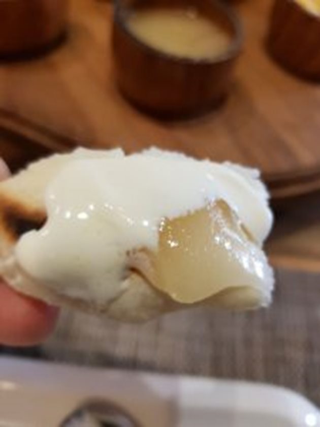 Ароматен бял мед от Киргизстан върху парче хляб