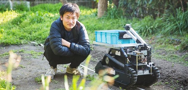 Японският фермер Котаро Андо стана първият клиент, който нае робот за събиране на аспержи от Inaho