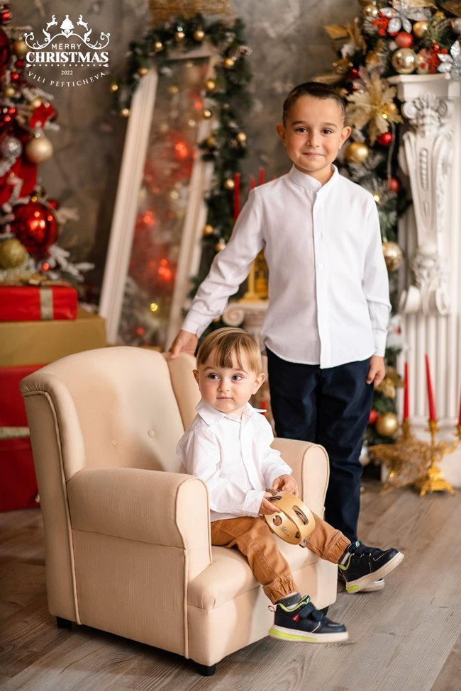 Със специална фотосесия и много подаръци са посрещнали Коледа братчетата Дамиан Демирев, който е  на  6 години, и  Радослав Демирев, който е само  на  година и 2 месеца.