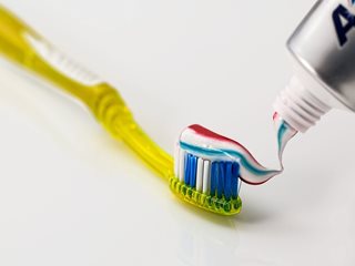 Какво казва за нас начинът, по който стискаме пастата за зъби