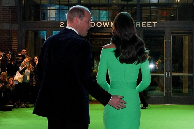 Принц Уилям и съпругата му Кейт по-рано бяха приветствани официално в Градския съвет на Бостън СНИМКА: Ройтерс