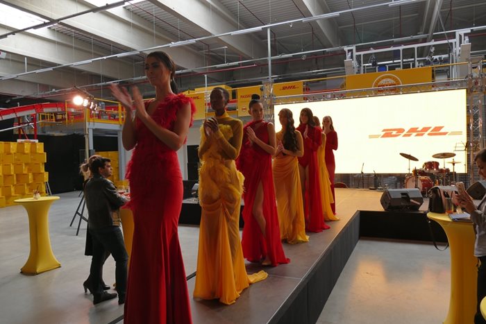 Антъни Лангунтин представи свои дизайнерски модели в цветовете на DHL жълто и червено.