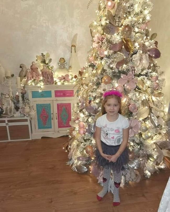Пред красива коледна  елха позира и 7-годишната Габриела Асенова  от София . Тя е била много послушна през годината, затова добрият старец  е донесъл интересни подаръци.