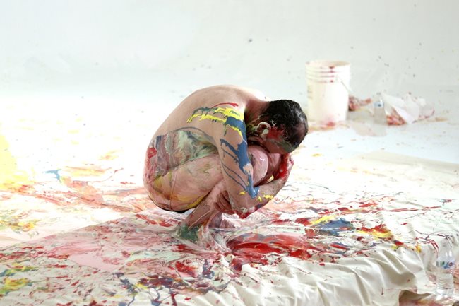 Димитър Маринов в ролята на български художник, който рисува с голото си тяло.