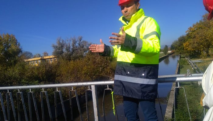 Техническият директор Станислав Станев показва канала, по който се довеждат отпадните води на столицата в пречиствателната станция. 